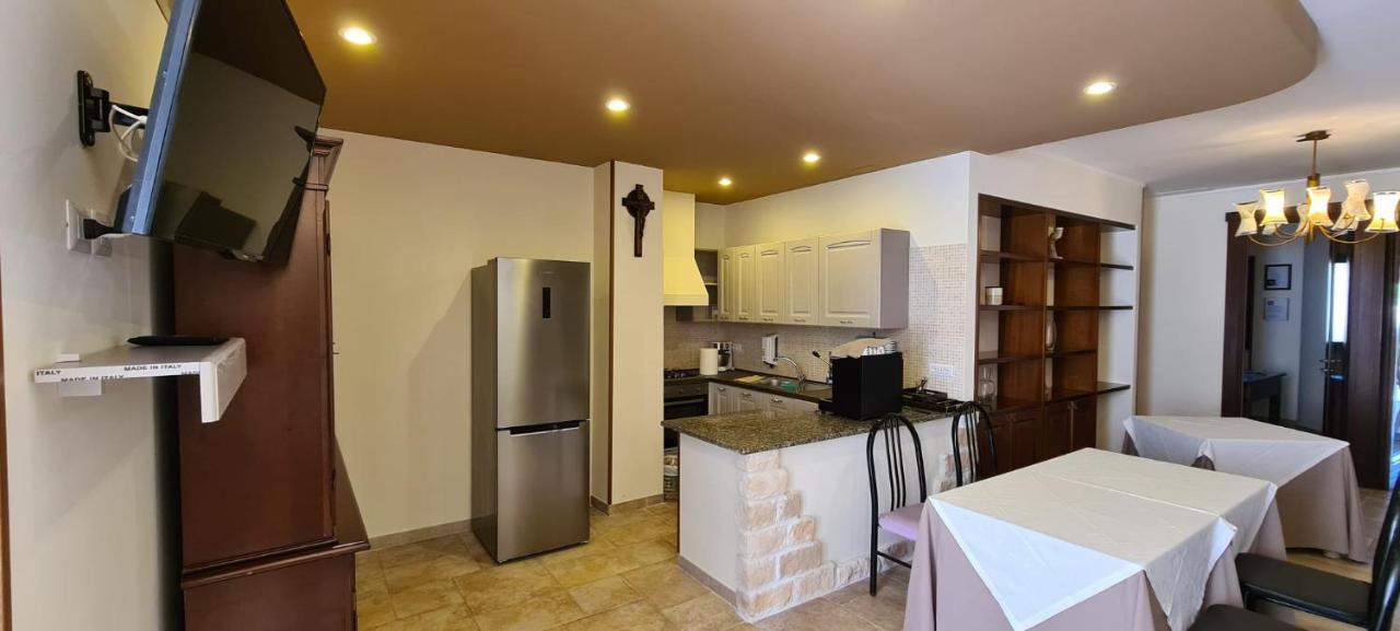 Bed And Breakfast La Terrazza Cisternino Bagian luar foto