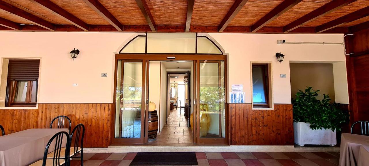Bed And Breakfast La Terrazza Cisternino Bagian luar foto