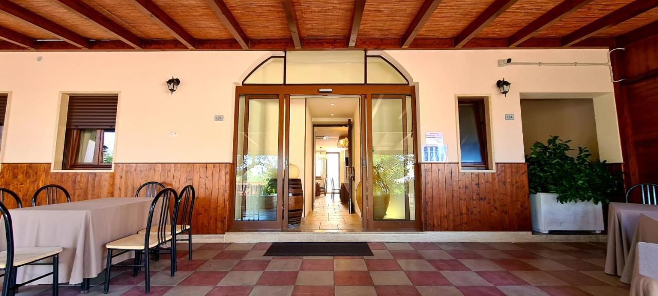 Bed And Breakfast La Terrazza Cisternino Bagian luar foto